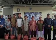 Bersama Forum Sodaqoh Pemuda Girimaya, PJ Wali Kota Pangkalpinang Bagikan Sembako di Bukit Besar