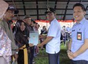 Pj. Bupati Takalar Serahkan Sertifikat Tanah kepada Warga Penerima Manfaat dalam Program PTSL dan Redis