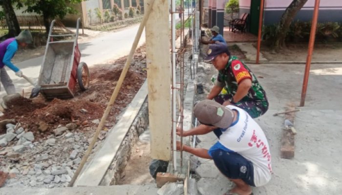 Babinsa Koramil 2304/Anyer, Karbak Pembuatan Pagar