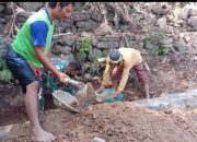 Babinsa Koramil 2301/Cilegon, Karbak Pembuatan Pondasi Drainase
