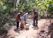 Babinsa Koramil 2304/Anyer, Karbak Membersihkan Jalan