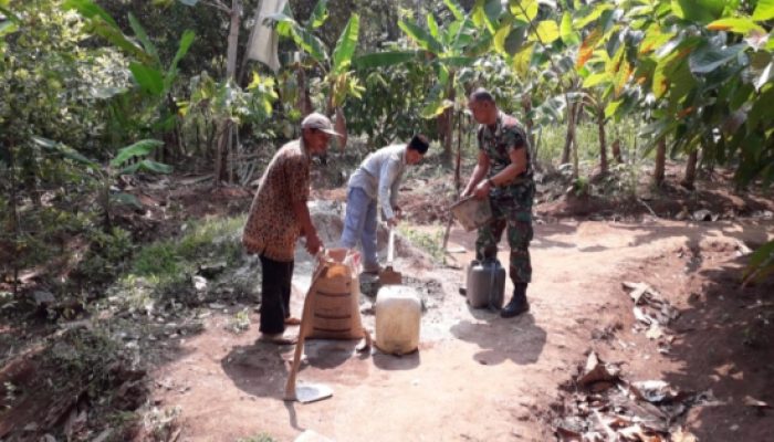 Babinsa Koramil 2304/Anyer, Karbak Membersihkan Jalan