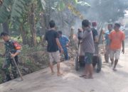 Babinsa Koramil 2305/Cinangka, Karbak Membersihkan Parit