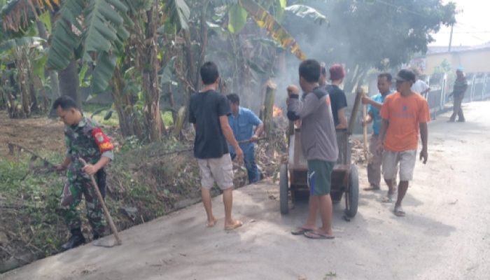 Babinsa Koramil 2305/Cinangka, Karbak Membersihkan Parit