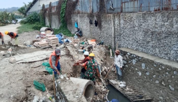 Babinsa Koramil 2303/Pulomerak, Karbak Perbaikan Goron-Gorong