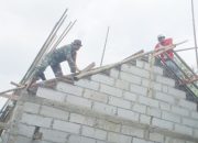 Babinsa Koramil 2302/Bojonegara, Karbak Pembuatan Rumah Warga