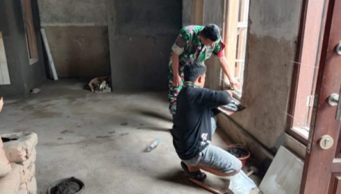 Babinsa Koramil 2304/Anyer, Karbak Pemasangan Kusen Masjid