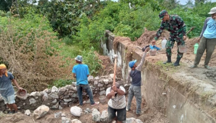 Babinsa Koramil 2301/Cilegon, Karbak Pembuatan Pagar Kuburan