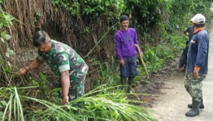 Babinsa Koramil 2306/Mancak, Karbak Pembersihan Sekitar Jalan