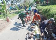Babinsa Koramil 2301/Cilegon, Karbak Pembuatan Saluran Drainase