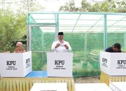 Gunakan Hak Pilih, Pj Gubernur Safrizal bersama Istri Nyoblos di TPS 17 Padanglama