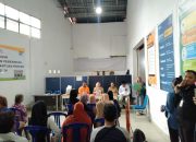 Pj Walikota Lusje Salurkan 8,83 Ton Beras ke Warga Kecamatan Bukit Intan