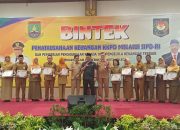Walikota Cilegon Memberikan Penghargaan Lansung Acara Bintek Penata Usahaaan KKPD