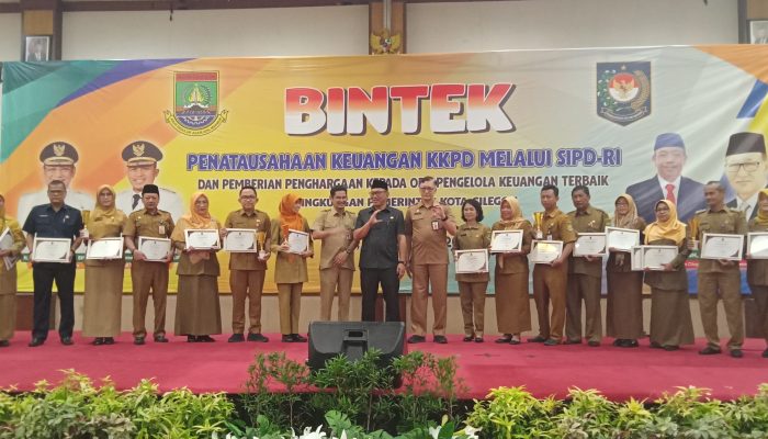 Walikota Cilegon Memberikan Penghargaan Lansung Acara Bintek Penata Usahaaan KKPD