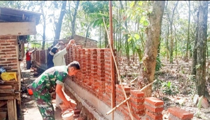 Babinsa Koramil 2303/Pulomerak, Karbak Pembangunan Pagar Pemakaman