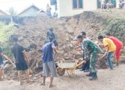 Babinsa Koramil 2306/Mancak, Karbak Perbaiki Jalan Longsor