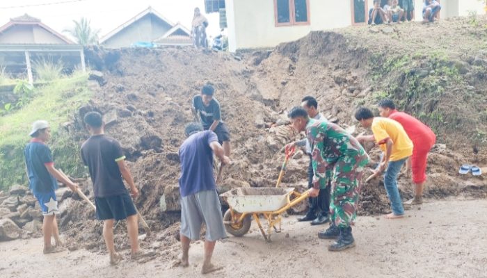 Babinsa Koramil 2306/Mancak, Karbak Perbaiki Jalan Longsor