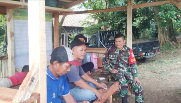 Babinsa Koramil 2304/Anyer, Karbak Membahas Tentang Kebersihan