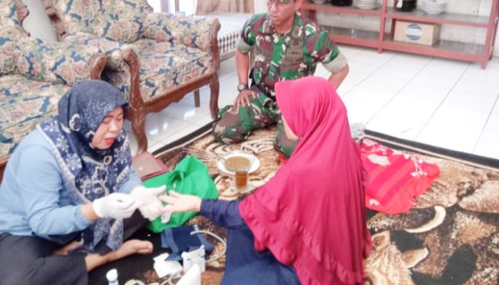 Babinsa Koramil 2305/Cinangka, Bintahwil Pendampingan Vaksinasi Imunisasi