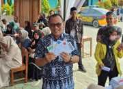 Walikota Cilegon di Dampingi Istri dan Anak Melakukan Pencoblosan