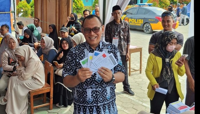 Walikota Cilegon di Dampingi Istri dan Anak Melakukan Pencoblosan