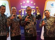 Walikota Cilegon H. Helldy Agustian dan Dua BUMD Kota Cilegon Meraih Penghargaan Top BUMD Awards 2024