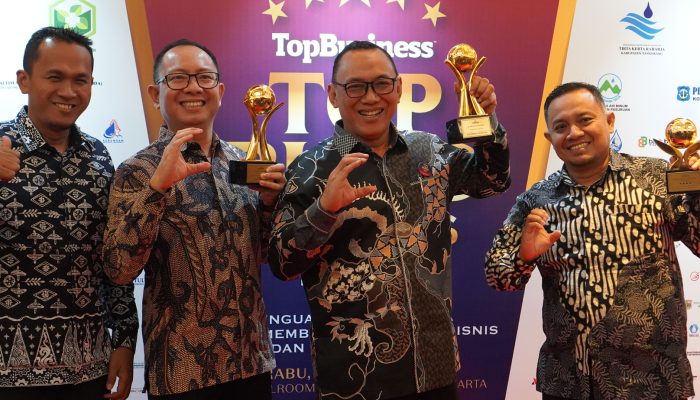 Walikota Cilegon H. Helldy Agustian dan Dua BUMD Kota Cilegon Meraih Penghargaan Top BUMD Awards 2024