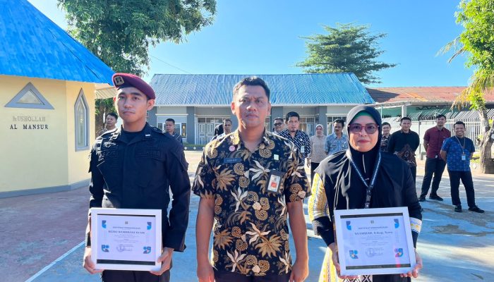 Kalapas Kelas IIB Takalar Berikan Penghargaan Kepada Dua Petugas Teladan