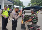 Operasi Keselamatan Pallawa 2024, Satlantas Polres Takalar Berbagi Takjil Gratis Untuk Masyarakat