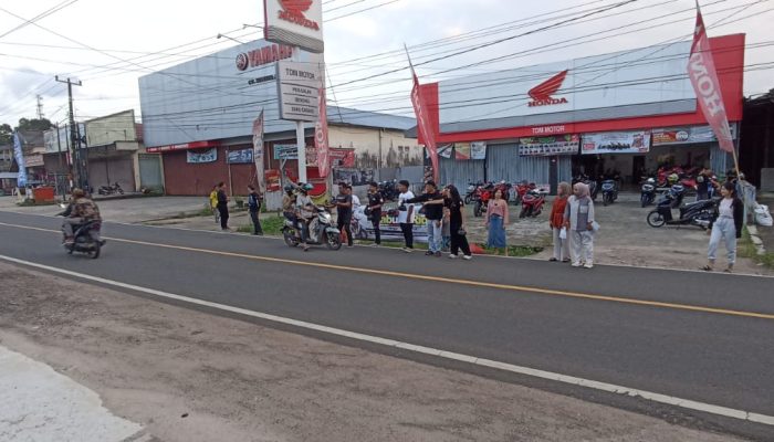 Honda Babel Bersama Komunitas Semarakkan Ramadhan dengan Berbagi Takjil ke Masyarakat Sekitar