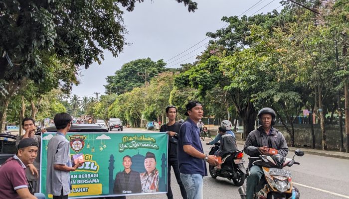 AKPI Berbagi Takjil pada Pengguna jalan yang Melintas Depan Gor Lahat