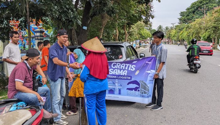 PT Sahala Trans Bersama DPC AKPI Lahat bagi Takjil dan Paket Sembako
