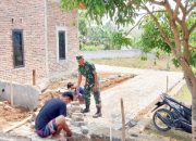 Babinsa Koramil 2306/Mancak, Karbak Pasang Konblok