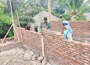 Babinsa Koramil 2302/Bojonegara, Karbak  Pembuatan Rumah Warga