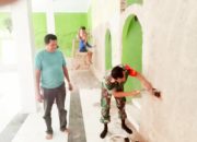 Babinsa Koramil 2305/Cinangka, Karbak Membantu pengecatan Masjid