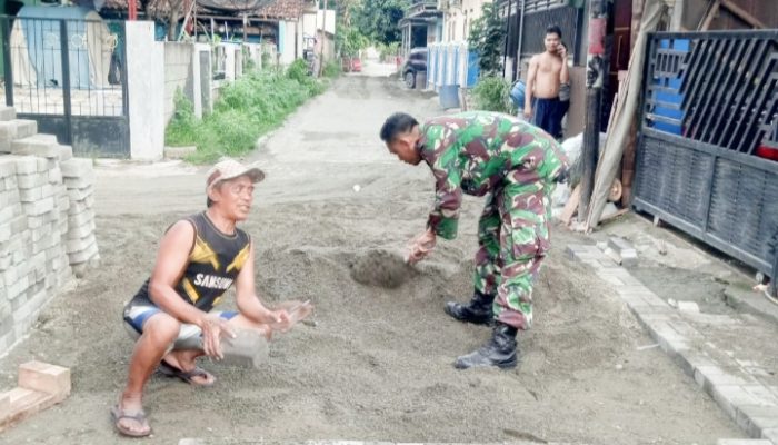 Babinsa Koramil 2301/Cilegon, Karbak Pemasangan Konblok Jalan
