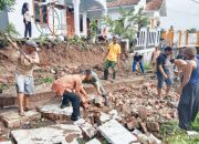 Babinsa Koramil 2307/Ciwandan, Karbak Pembersihan Puing-Puing Bangunan