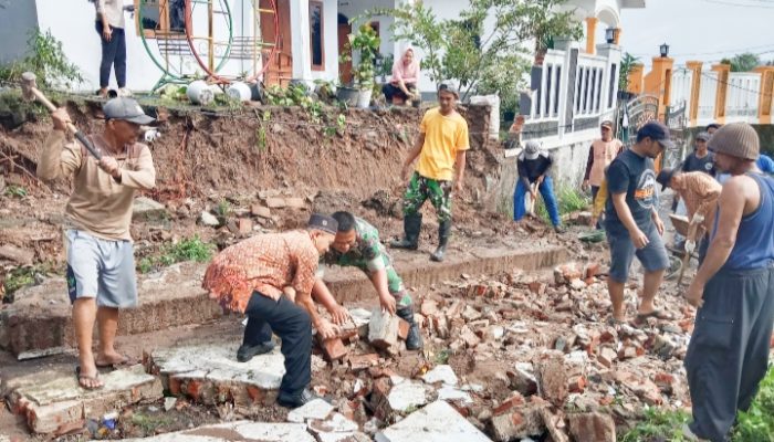 Babinsa Koramil 2307/Ciwandan, Karbak Pembersihan Puing-Puing Bangunan