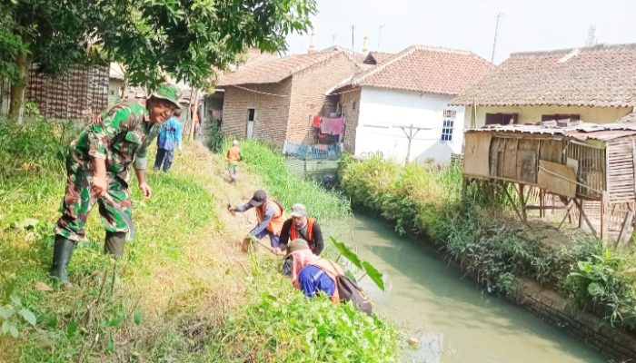 Babinsa Koramil 2303/Pulomerak, Karbak Bersama Masyarakat Pembersihan Sungai