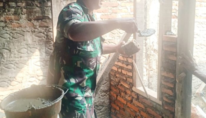 Babinsa Koramil 2307/Ciwandan, Karbak Pemasangan Bata Rumah Warga