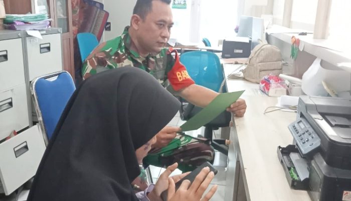 Babinsa Koramil 2305/Cinangka, Puan Ter Bersama Apdes Mendata Jumlah Kependudukan