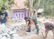 Babinsa Koramil 2306/Mancak Bersama Masyarakat Karbak Pemasangan Paving Blok
