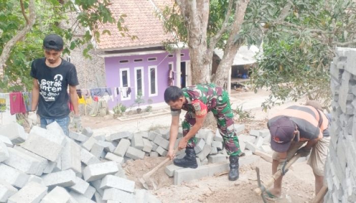 Babinsa Koramil 2306/Mancak Bersama Masyarakat Karbak Pemasangan Paving Blok