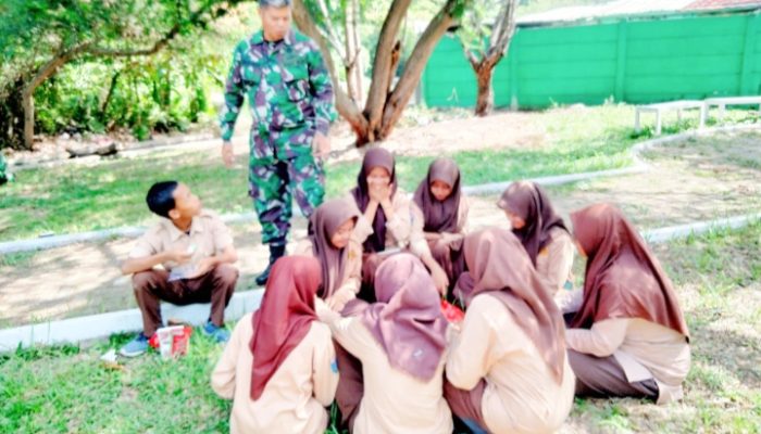Babinsa Koramil 2301/Cilegon, Bintahwil bersama SMPN 1 Kota Cilegon Memberikan Materi Kebangsaan