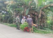 Babinsa Koramil 2305/Cinangka, Karbak Dengan Warga Membersihkan Parit