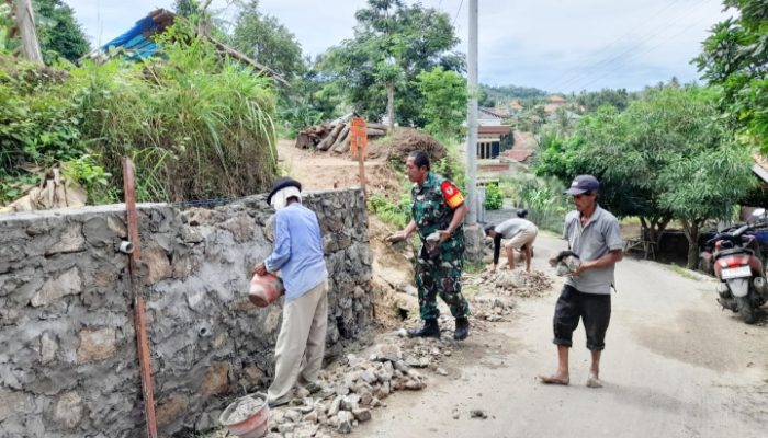Babinsa Koramil 2307/Ciwandan, Karbak Pembangunan TPT Untuk Antisipasi Banjir