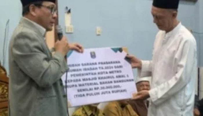 Wahdi Siradjuddin Salurkan Bantuan 30 Juta Dana Pembangunan Masjid di Metro Timur