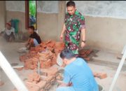 Babinsa Koramil 2303/Pulomerak, Karbak Bantu Masyarakat Renovasi Rumah Warga