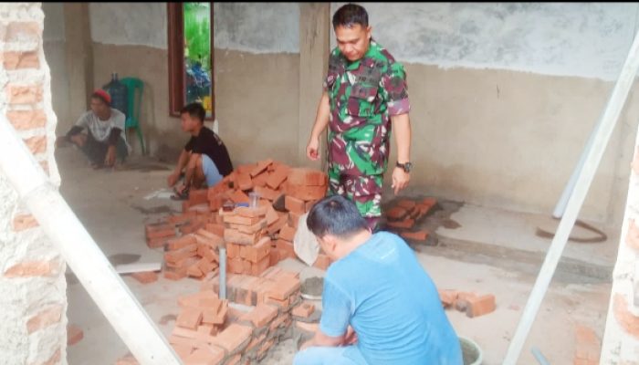 Babinsa Koramil 2303/Pulomerak, Karbak Bantu Masyarakat Renovasi Rumah Warga