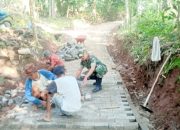 Babinsa Koramil 2306/Mancak, Karbak Dengan Warga Memasang Konblok